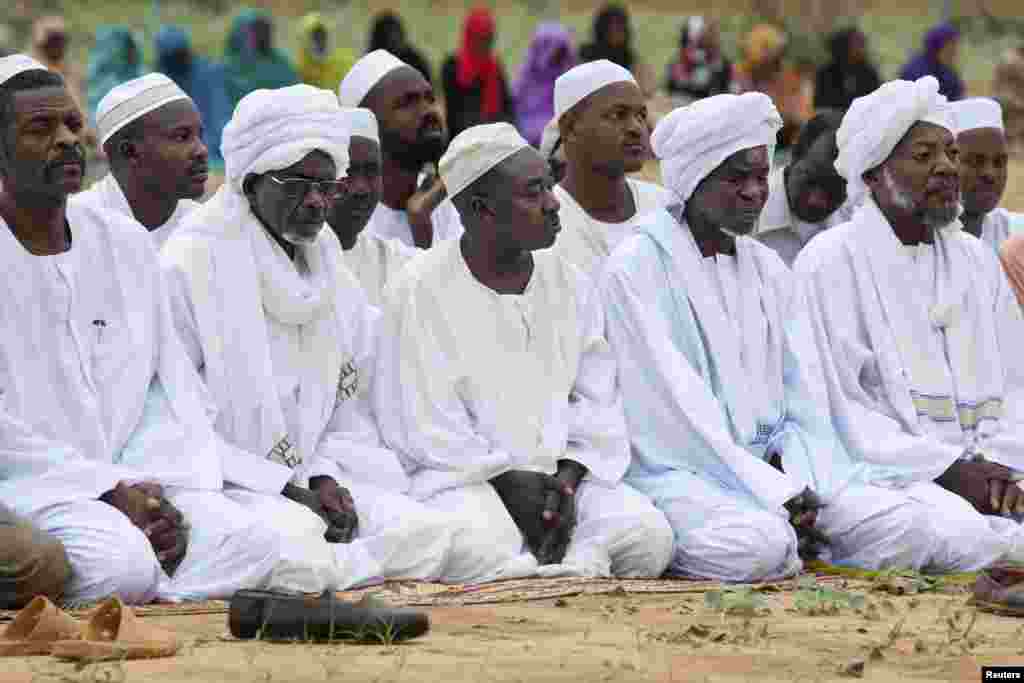 Người Hồi giáo Sudan dự lễ cầu nguyện vào buổi sáng ở thành phố North Darfur.