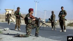 Pasukan keamanan Afghanistan siaga di pinggiran Kabul, Afghanistan (foto: ilustrasi). 