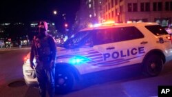 La policía metropolitana de Washington bloquea calles en la capital de Estados Unidos el 27 de enero de 2023 durante protestas por la muerte de Tyre Nichols a manos de agentes policiales en Memphis, Tennessee. 