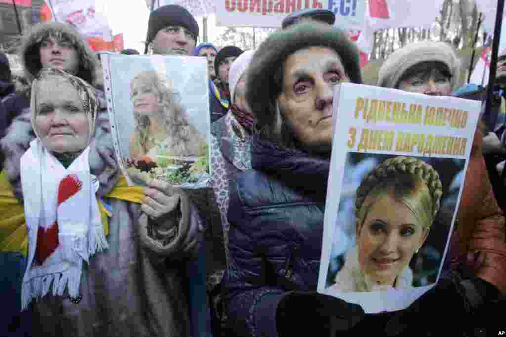 Ukrainian Opposition Party protesters hold posters of former Ukrainian Prime Minister Yulia Tymoshenko in front of the Cabinet of Ministers in Kyiv, Nov. 27, 2013.