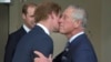 Pangeran Harry dari Inggris menyapa ayahnya Pangeran Charles sebelum menghadiri pertemuan Ketenagakerjaan Pemimpin Bisnis di London timur 10 September 2014. (Foto: REUTERS/Neil Hall)