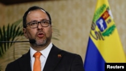 ARCHIVO - El canciller venezolano Yván Gil conversa con la prensa durante la visita de su homólogo ruso a Caracas, Sergei Lavrov, el 20 de febrero de 2024.