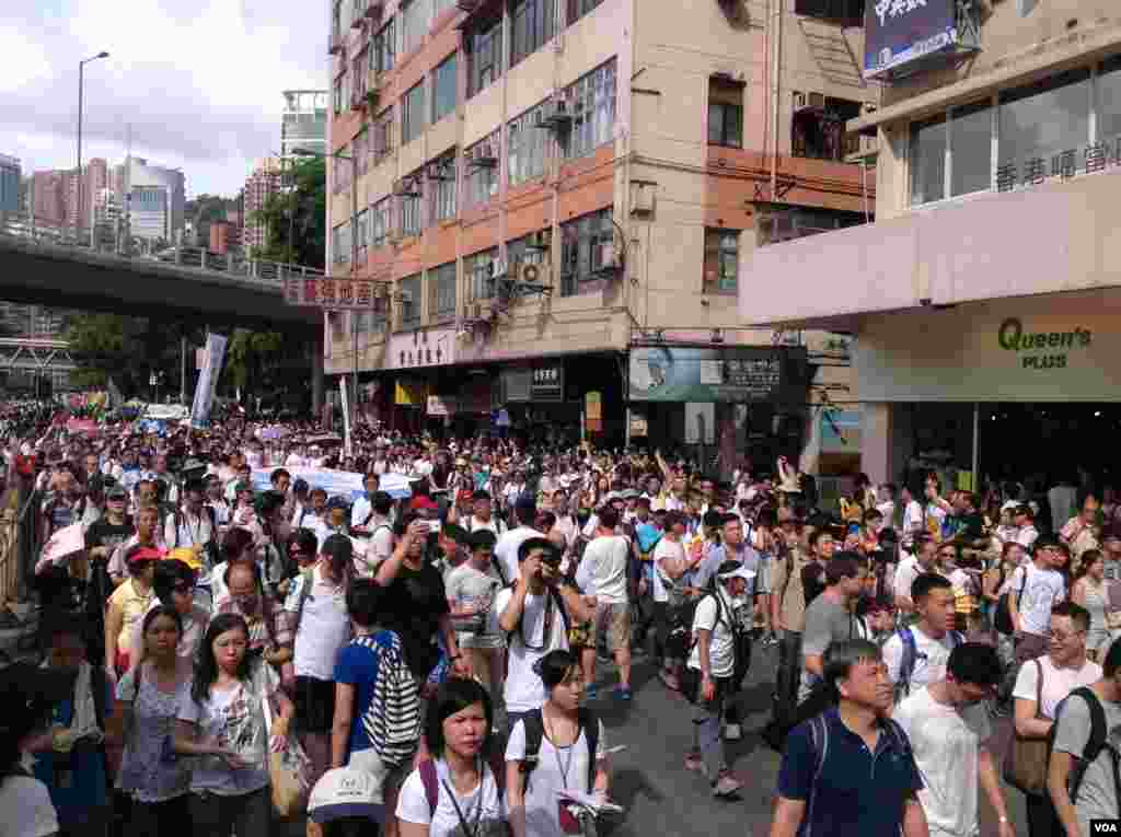 今天是香港回归17周年纪念日,在官方和亲北京团体举行各种庆祝活动的同时,几十万市民下午冒着高温走上街头,参加七一大游行(美国之音海彦拍摄)