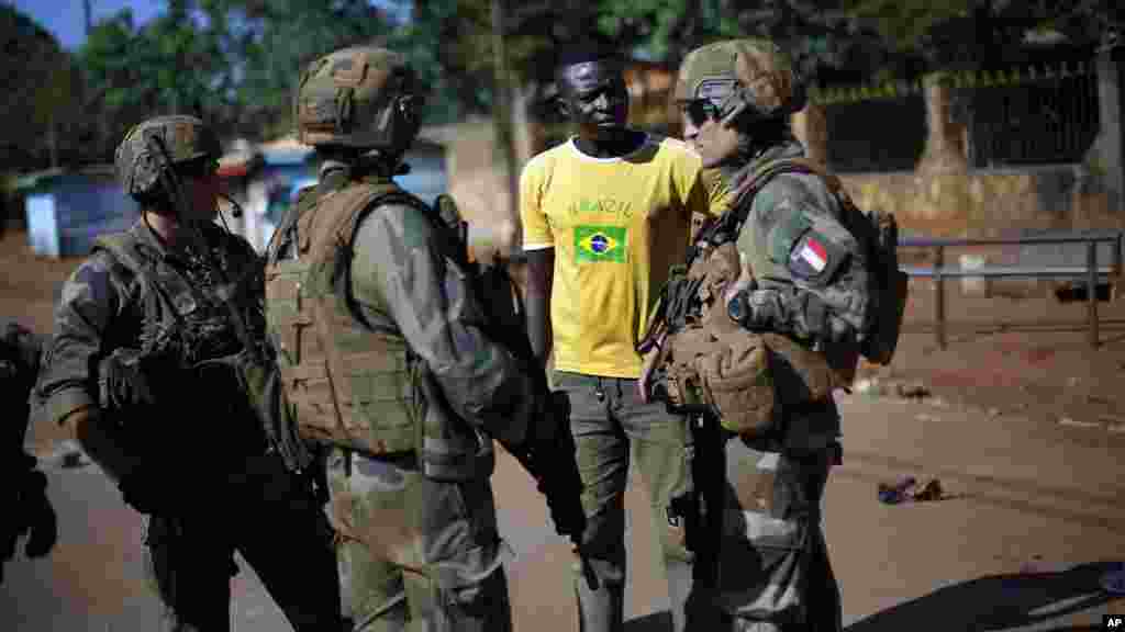 Les troupes françaises de l'opération Sangaris s'entretiennent avec des civils à l'extérieur de l'église Fatima à Bangui, Centrafrique, 1er juin 2014. (AP Photo/Jerome Delay).