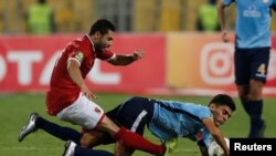 Ahmed Fathy d'Al-Ahly d'Egypte, à gauche, en duel avec Achraf Bencharki du Wydad du Maroc lors du dernier round, 1 à 1, de la Ligue des champions d'Afrique, à Alexandrie, Egypte, 28 octobre 2017 .