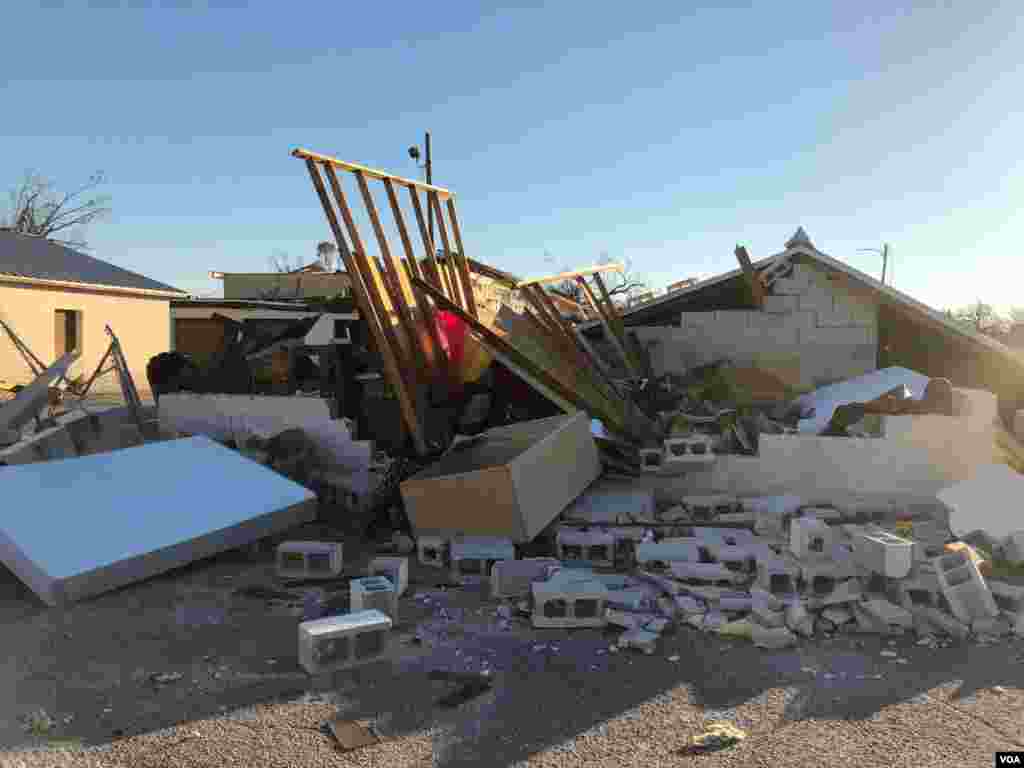 Una casa en escombros en México Beach tras el paso del huracán Michael. A cuatro días del paso de la tormenta, calificada como la más fuerte que ha golpeado #EEUU en 100 años, poco queda de la tranquila población costera, donde residían muchos jubilados. Sábado 13 de octubre de 2018. Foto, Jorge Agobián.