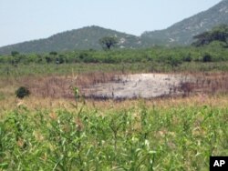 Terreno agrícola danificado, na aldeia de Mbalambi, em Benguela, devido a exercícios militares