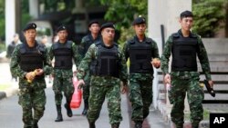 ILUSTRASI - Dalam arsip foto 8 Juni 2014 ini, tentara Thailand berjalan setelah dikerahkan untuk menjaga di Monumen Kemenangan Bangkok, Thailand. (AP/Wason Wanichakorn, File)