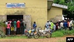 Quelques personnes attendent devant le tribunal d’Ambam, à 250 km de Yaoundé, 15 mars 2012. AFP PHOTO / REINNIER KAZE