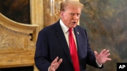 El expresidente y candidato presidencial republicano Donald Trump habla en una cena con miembros del grupo Conserve the Culture en su finca Mar-a-Lago, el miércoles 5 de junio de 2024, en Palm Beach, Florida.