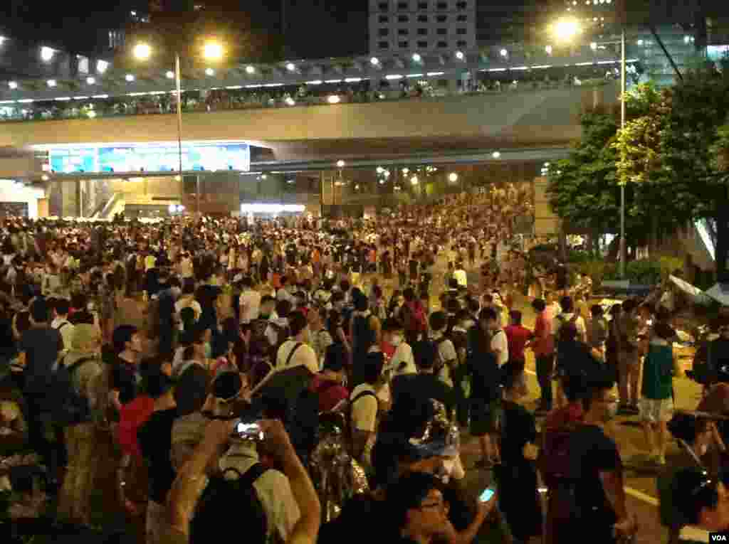 星期一凌晨金鐘附近仍有數萬市民學生堅守(美國之音海彥拍攝)