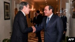 Egipatski predsjednik Abdel Fatah el-Sisi rukuje se sa američkim državnim sekretarom Entonijem Blinkenom (Foto: Egyptian Presidency / AFP)