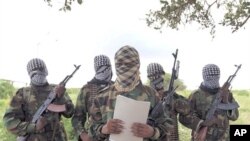 Un porte-parole militaire des Shababs fait une déclaration au sud de Mogadiscio, le 19 octobre 2011