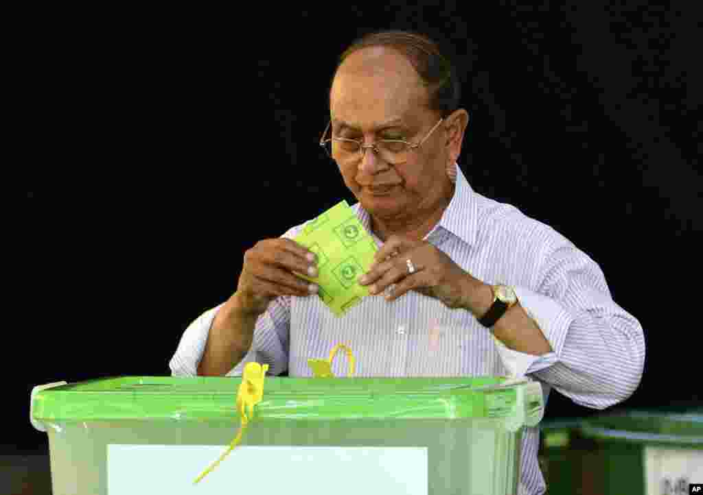 Myanmar's President Thein Sein casts his vote in Naypyitaw, Nov. 8, 2015.