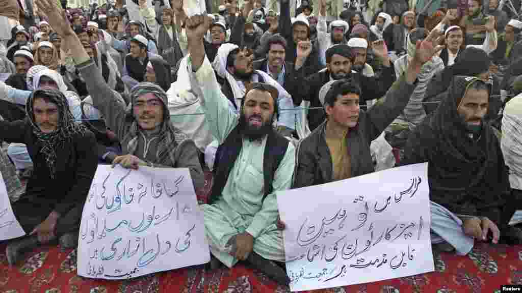 Les manifestants scandent des slogans lors d'une manifestation contre l'hebdomadaire satirique français Charlie Hebdo, qui a oublié une caricature du prophète Mahomet sur sa souverture après l'attaque terroriste à Paris, Quetta, Pakistan, le 16 janvier 2015