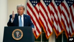 El presidente Donald Trump hablando desde el jardín de las rosas de la Casa Blanca en Washington el miércoles, 15 de abril de 2020.