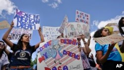 “幼年来美暂缓递解行动（DACA）”的支持者今年9月在白宫前举行示威