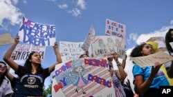 “幼年来美暂缓递解行动（DACA）”的支持者今年9月在白宫前举行示威