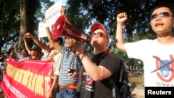 Protes anti-China di depan Kedutaan China di Hanoi, Vietnam (13/5). Warga China di Vietnam mengungsi untuk menghindari kekerasan anti China di sana. 