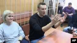 Ruski opozicioni lider Aleksej Navalni pred sudom u Moskvi, 27. marta 2017. 