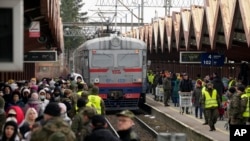 ARHIVA: Izbeglice iz Ukrajine na železničkoj stanici u Pržemišilu u Poljskoj, 27. februara 2022.