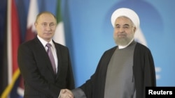 دیدار روسای جمهوری ایران و روسیه در سال ۱۳۹۴ پیش از آغاز اجلاس کشورهای تولید کننده گاز