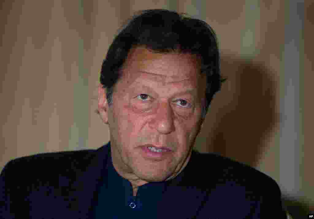 عمران خان نے حکومت میں آنے کے بعد 50 لاکھ گھروں کی تعمیر اور ایک کروڑ ملازمتوں کی فراہمی کے وعدے بھی کیے تھے۔ ابتدا میں وزیرِ اعظم نے گھریلو سطح پر مرغ بانی اور مویشی پالنے جیسے پرگرام بھی متعارف کرائے۔ بعد ازاں کامیاب نوجوان پروگرام اور نیا پاکستان ہاؤسنگ اسکیم جیسے منصبوے بھی متعارف کرائے گئے۔