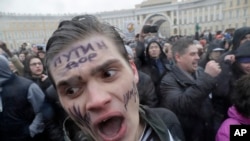 Protesters shout slogans at Dvortsovaya (Palace) Square in St.Petersburg, Russia, March 26, 2017. Thousands of people crowded in St.Petersburg on Sunday for an unsanctioned protest against the Russian government.