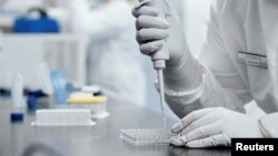 Un investigador trabaja en un laboratorio de la firma famacéutica Moderna.
