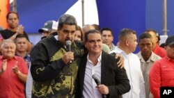 El presidente Nicolás Maduro junto a Alex Saab, su cercano aliado que era procesado en territorio estadounidense por cargos de legitimación de capitales y que fue liberado a fines del año pasado.