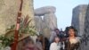 Una multitud recibe el solsticio de verano en Stonehenge tras dos años de pandemia