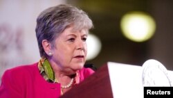 La canciller mexicana Alicia Bárcena habla en conferencia de prensa en la que anunció que su país ha pedido que Ecuador sea suspendido de la ONU hasta que se disculpe públicamente por su redada a la embajada de México en Quito. EnCiudad de México, el 11 de abril de 2024.