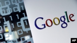ARCHIVO - El logotipo de Google se ve en la sede de la compañía en Bruselas, Bélgica, en marzo de 2010. 