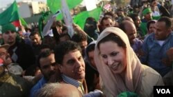 Aisha Gadhafi, puteri Moammar Gaddafi dikelilingi pendukungnya di kompleks Bab Al Azizia, Tripoli (foto: dok). Aisha Gaddafi bersama dua saudara laki-lakinya dan isteri Gaddafi menyeberang ke Aljazair dari Libya (29/8).