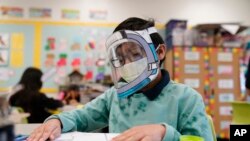 Un estudiante con máscara en una escuela de Lynwood, California, el 12 de enero de 2022. 