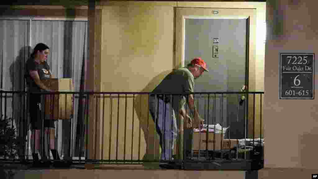 Des éléments de la Croix Rouge déposent des couvertures et autres objets devant la résidence de la famille mise en quarantaine à Dallas, le 2 octobre 2014.