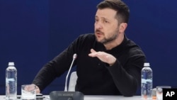 Президент України Володимир Зеленський на пресконференції після саміту "Підтримай Україну", присвяченого третім роковинам російського вторгнення, у Києві, Україна, 24 лютого 2025.