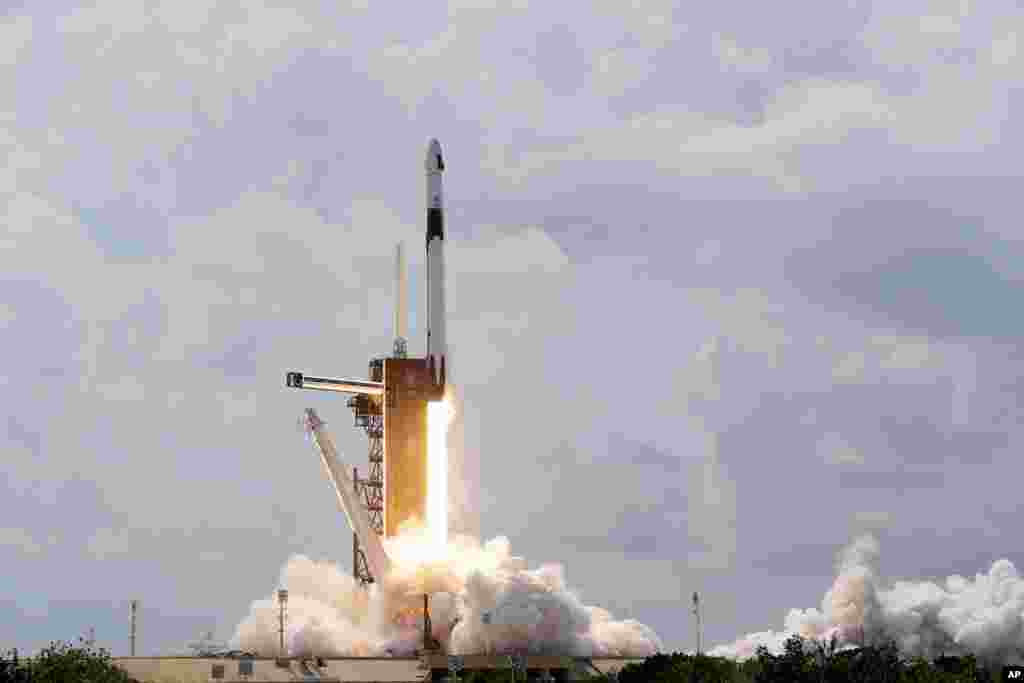 Un SpaceX Falcon 9, con los astronautas de la NASA Doug Hurley y Bob Behnken en la cápsula Crew Dragon, despega de la plataforma 39-A en el Centro Espacial Kennedy en Cabo Cañaveral.