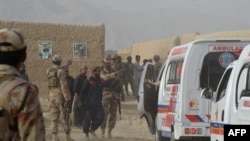 دھماکے کے بعد زخمیوں کو اسپتال منتقل کرنے کے لیے جائے واقعہ پر ایمبولینسیں موجود ہیں۔