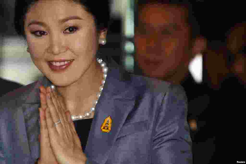 Tailand Bosh vaziri Yinglak Shinavatra Bangkokdagi Konstitutsiyaviy sudga kirib kelmoqda. O'z vazifasini suiiste'mol qilganlikda ayblanayotgan hukumat rahbarining ishi bo'yicha ertaga sud hukmi chiqishi kutilyapti, 6-may, 2014-yil.