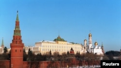 Funcionarios estadounidenses afirman que la campaña del Kremlin para crear confusión sobre el coronavirus tiene inundada internet y los medios sociales.