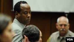 Dr. Conrad Murray terancam hukuman penjara empat tahun serta kehilangan lisensi praktik (Foto: dok).