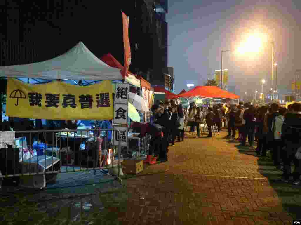 香港市民在學民思潮絕食帳篷前排隊留言(美國之音海彥拍攝)