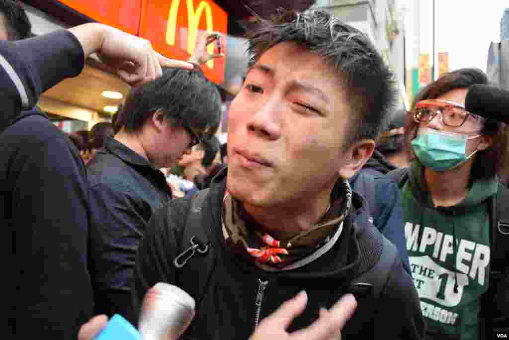 被警方胡椒噴霧射中的示威者陳先生表示,希望爭取港人的本土特色。(美國之音湯惠芸攝)