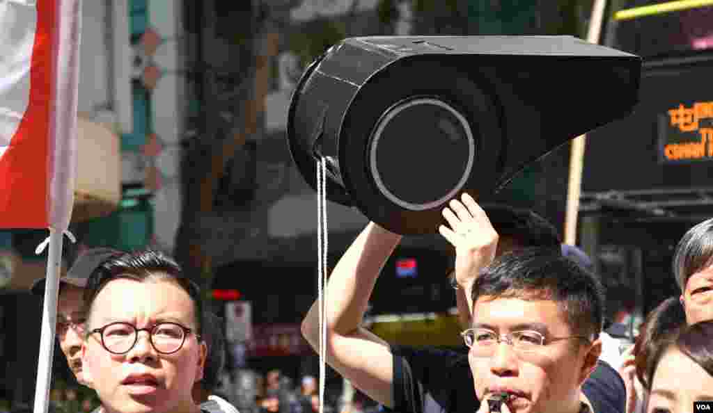 遊行人士高舉大型道具「黑哨」諷刺當局取締香港民族黨是「吹黑哨」。(美國之音湯惠芸拍攝)
