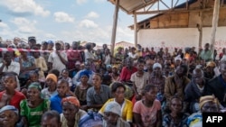 Personas desplazadas por el conflicto escuchan un discurso de la delegación de la ONU en Komanda, provincia de Ituri, al este de la República Democrática del Congo, el 30 de agosto de 2023.