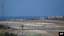 Aviones estacionados en el aeropuerto de Maiquetía luego de que el gobierno de Nicolás Maduro cancelara vuelos domésticos y algunos destinos internacionales en medio de la pandemia, en La Guaira, Venezuela, sábado 21 de marzo de 2020