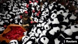 中国江苏连云港的一名工人正在制作出口美国和欧洲市场的熊猫玩具。（2017年10月9日）