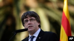 Le président séparatiste catalan Carles Puigdemont donne un discours à Barcelone, Espagne, le 15 octobre 2017. 