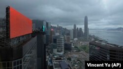 資料照片：一塊位於香港商業區的紅色廣告屏。 （2021年7月19日）